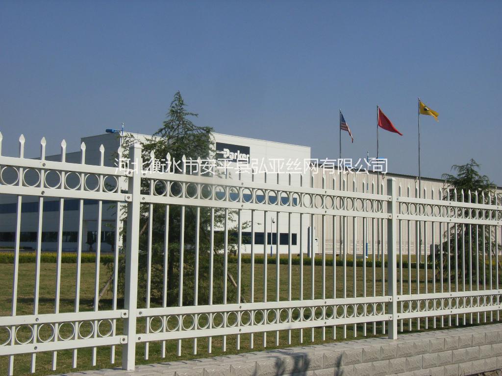 供應(yīng)鋅鋼護(hù)欄網(wǎng)