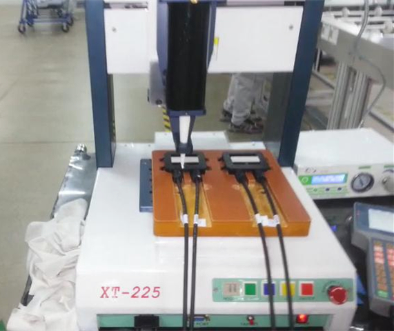 供應(yīng)用于流體控制的點膠機(jī)，太陽能板轉(zhuǎn)換器點硅膠