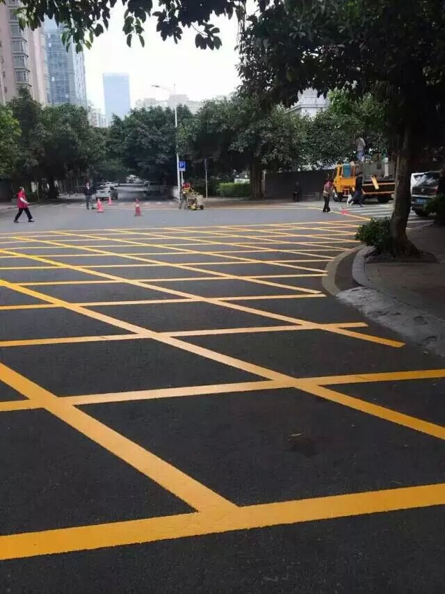 供應用于安全標志的道路停車場標線施工隊