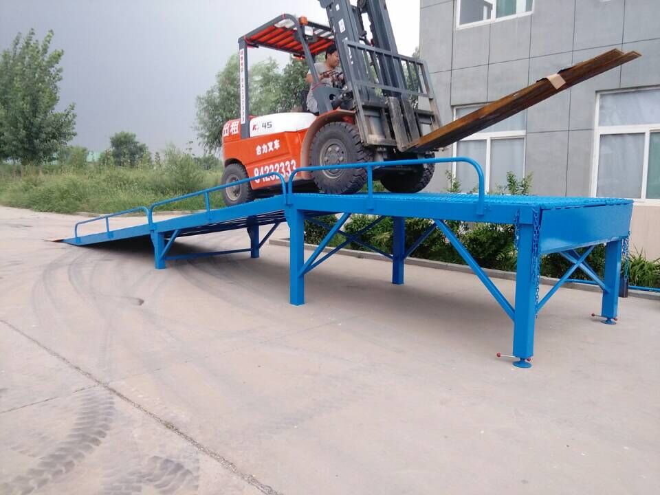 物流碼頭裝卸貨物移動(dòng)式登車橋圖片