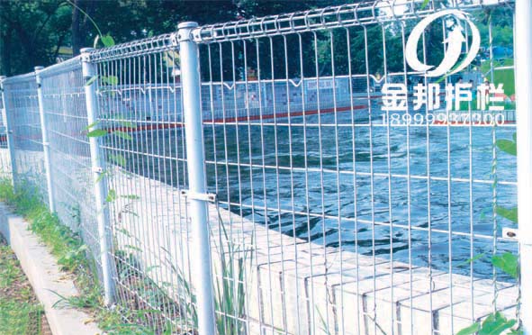 專業(yè)生產(chǎn)綠色環(huán)保雙圈護欄網(wǎng)生產(chǎn)廠家，價格*