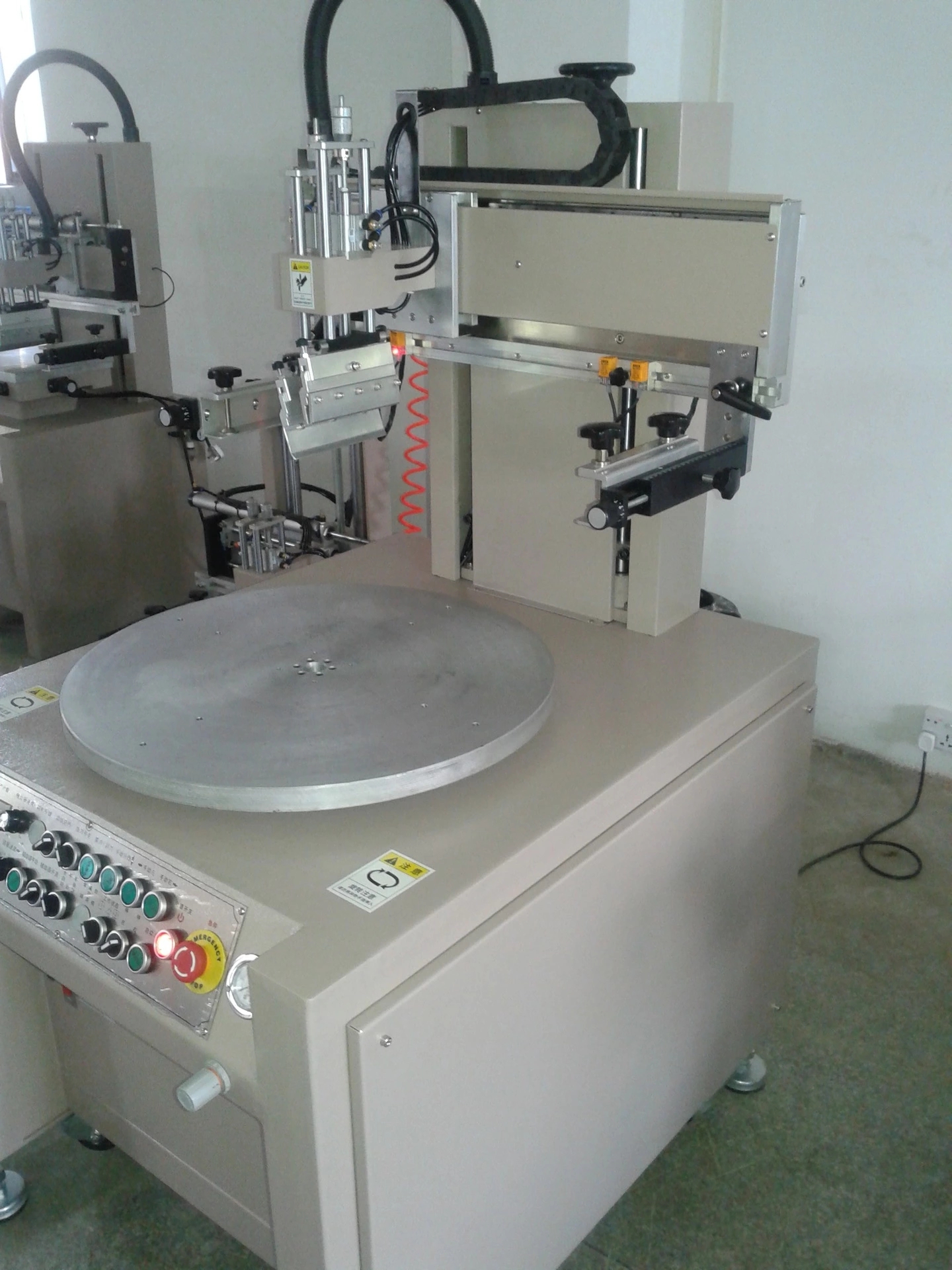 深圳全自動(dòng)四工位轉(zhuǎn)盤(pán)吸風(fēng)絲印機(jī)圖片/深圳全自動(dòng)四工位轉(zhuǎn)盤(pán)吸風(fēng)絲印機(jī)樣板圖 (3)