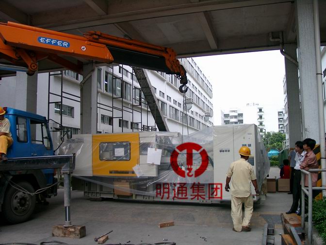 中山注塑機(jī)裝柜綁扎注塑機(jī)搬運(yùn)圖片