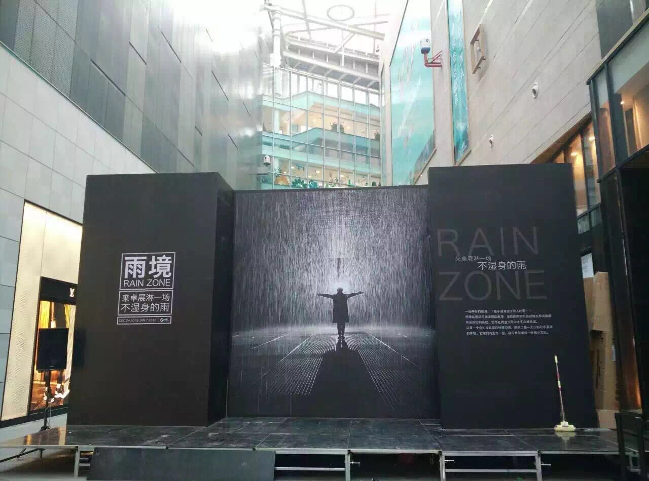 武漢雨屋設(shè)備鎧甲熊貓雕塑模型租賃圖片