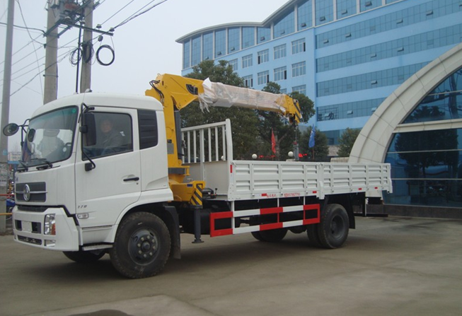 東風(fēng)天錦隨車(chē)吊東風(fēng)牌隨車(chē)吊廠家