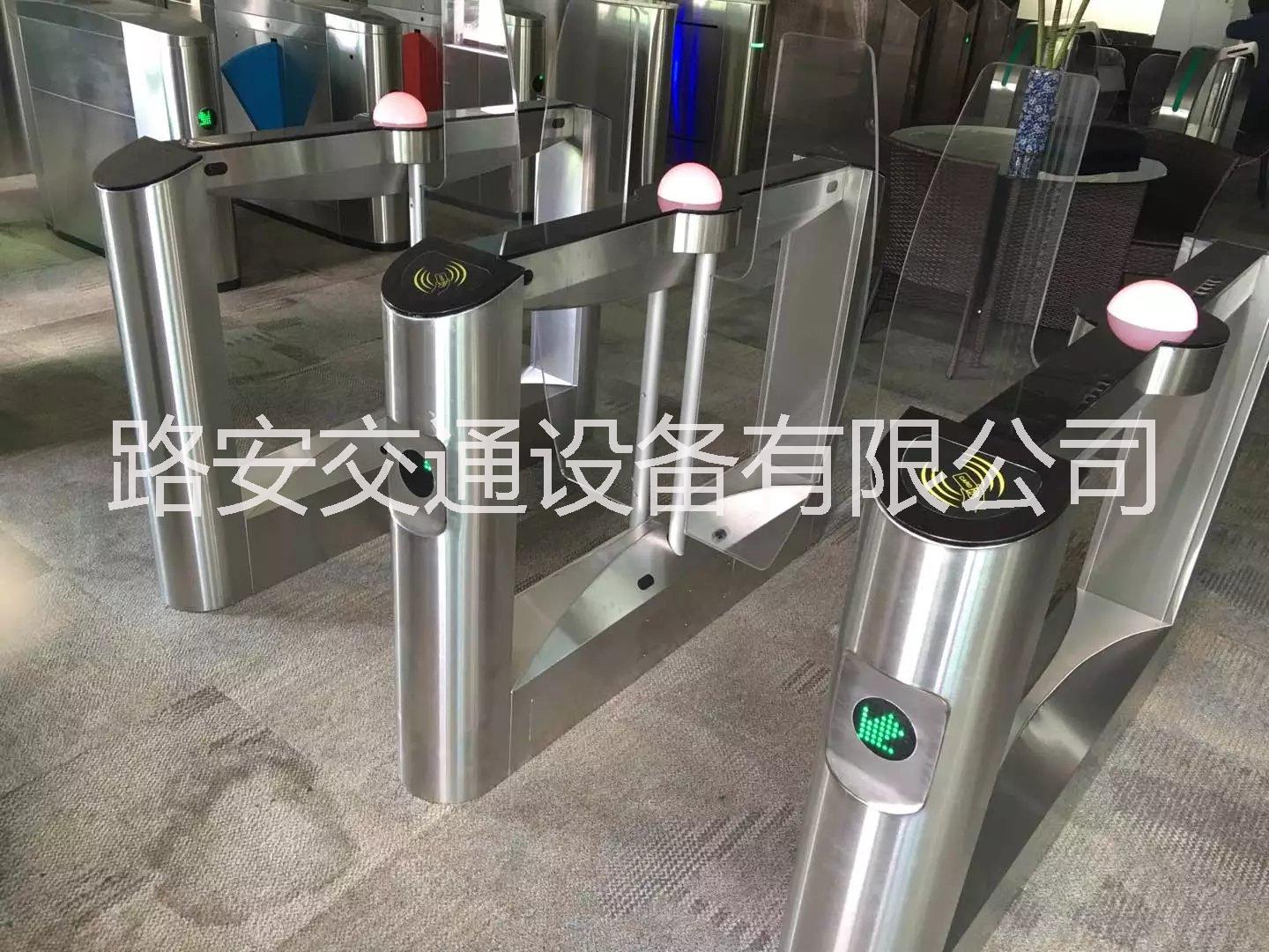 供應(yīng)三輥閘，翼閘，超市通道閘，公園門禁，公園通道閘，大廈通道閘，小區(qū)通道閘，收費(fèi)系統(tǒng)，人行通道閘，收費(fèi)閘。
