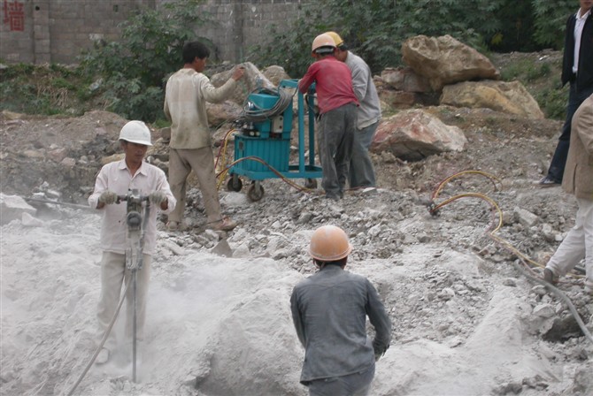 湖北迪戈供应用于矿山矿洞涵洞开采岩石劈裂液压分裂机图片