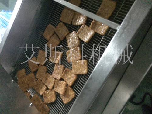 供應(yīng)用于油炸各種食品|膨化油炸食品|水產(chǎn)類油炸食的供應(yīng)全自動(dòng)電加熱連續(xù)網(wǎng)帶油炸機(jī)