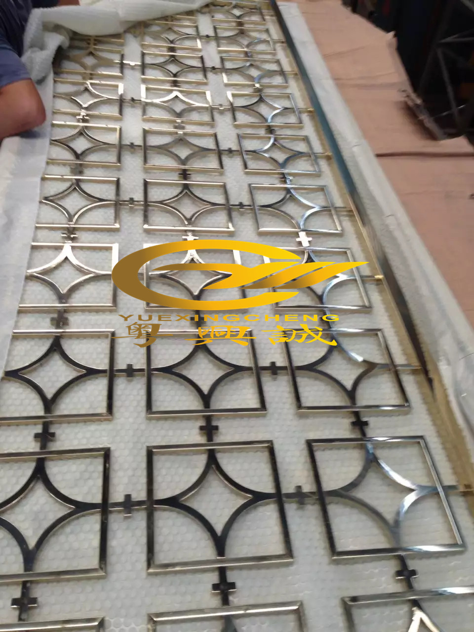 供應(yīng)湖北襄樊*酒店裝飾不銹鋼屏風(fēng)，電鍍香檳金不銹鋼花格