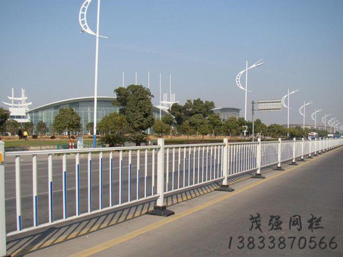 河北道路鋅鋼護(hù)欄批發(fā)，上海道路鋅鋼護(hù)欄多少錢