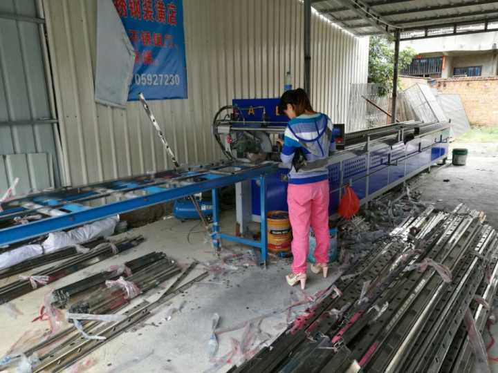 兩工位數(shù)控全自動護(hù)欄沖孔機(jī)圖片