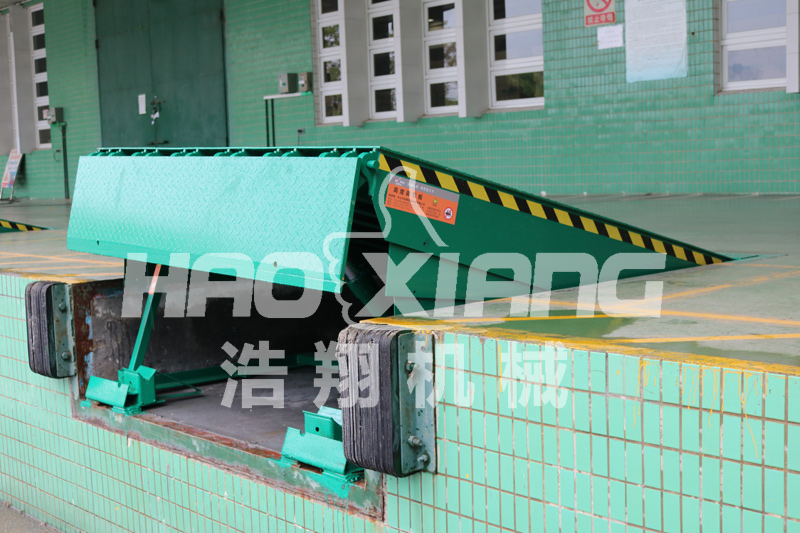 小型裝卸登車橋圖片