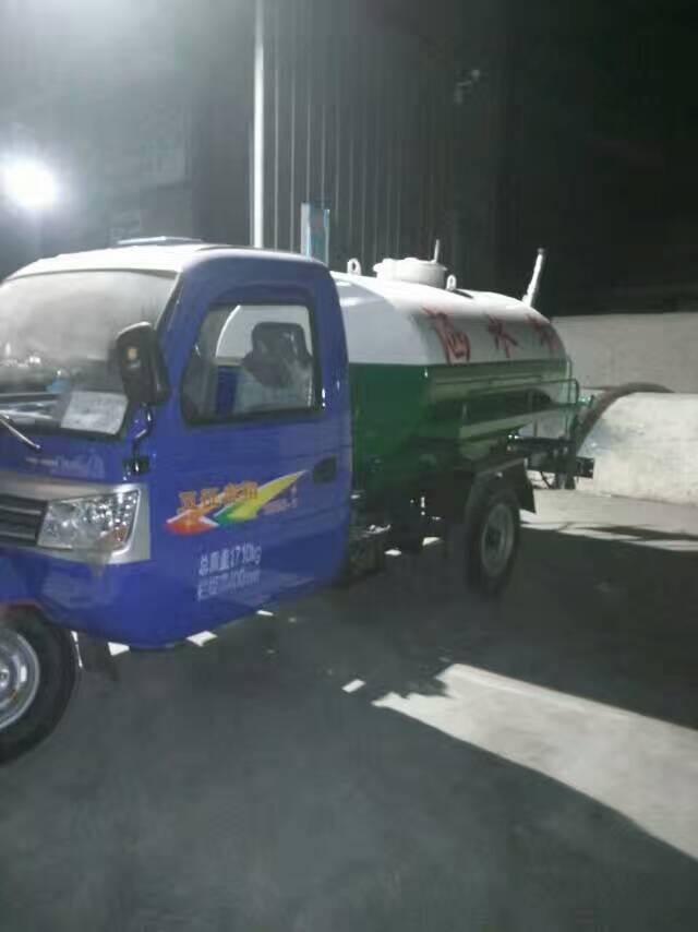 电动三轮洒水车 喷洒车 5吨洒水车 运水车 三轮洒水车 农用三轮洒水车  洒水车厂家图片