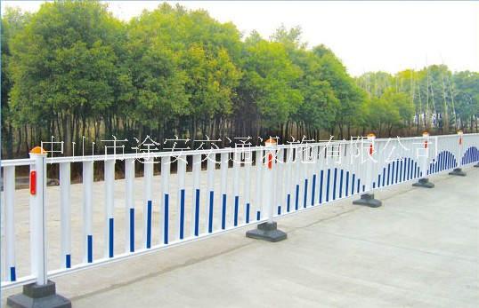 常規(guī)道路護(hù)欄圖片