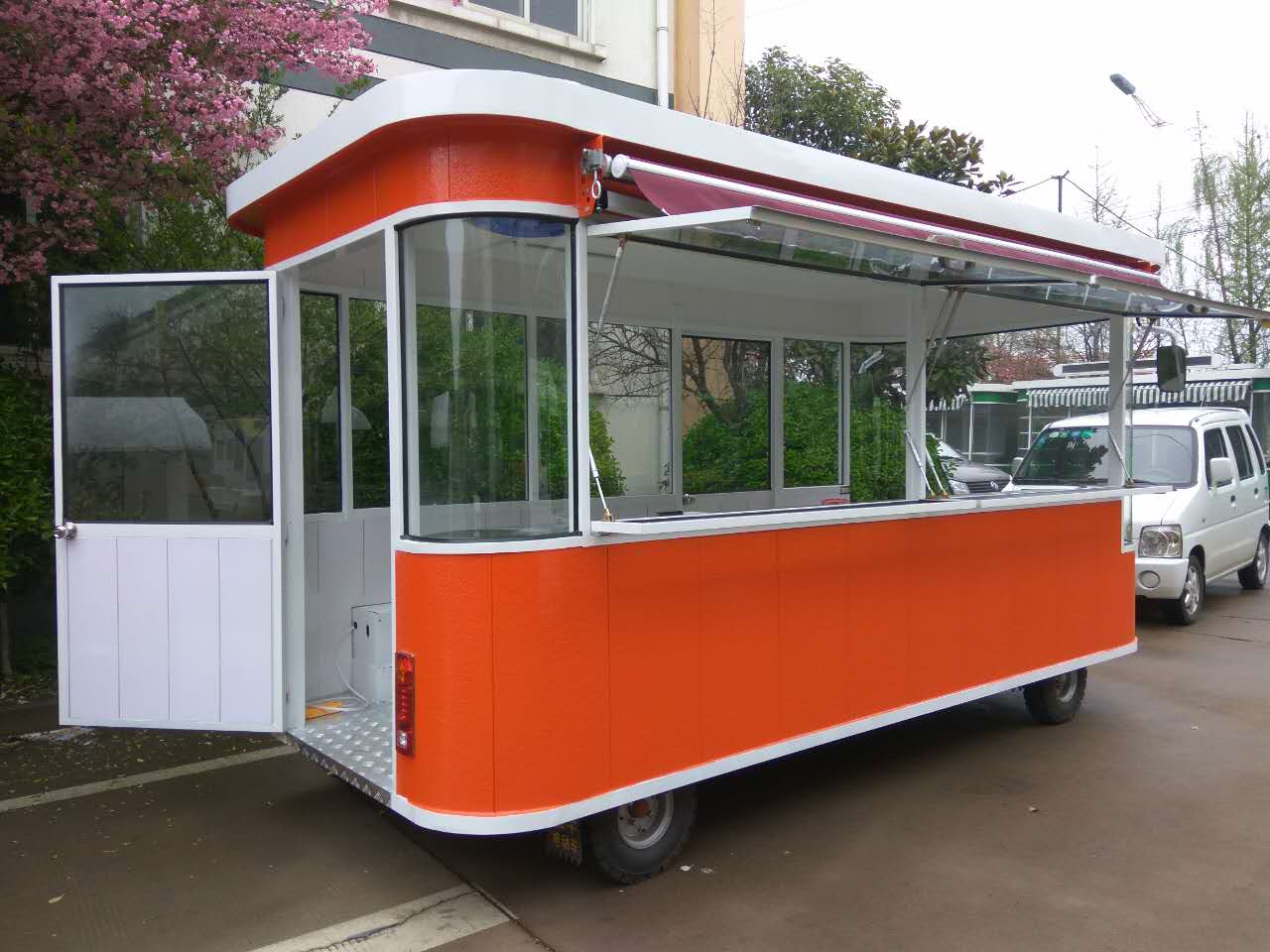 益華餐飲車，小吃車廠家定制生產(chǎn)，接收全國(guó)訂單，接收代理