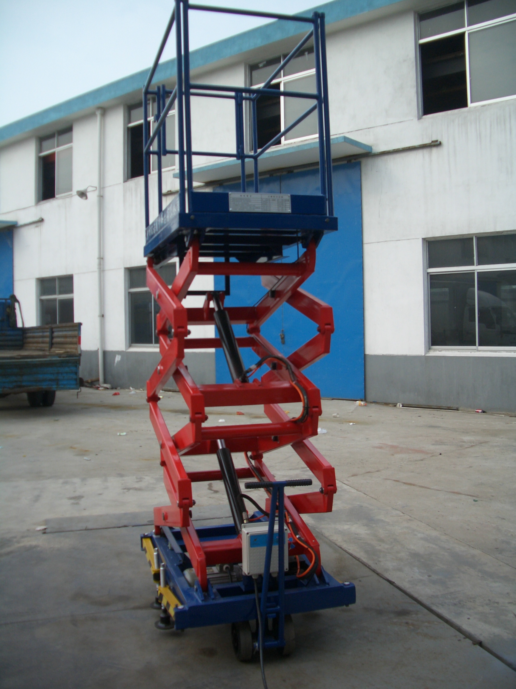 移動(dòng)剪叉式升降平臺(tái)