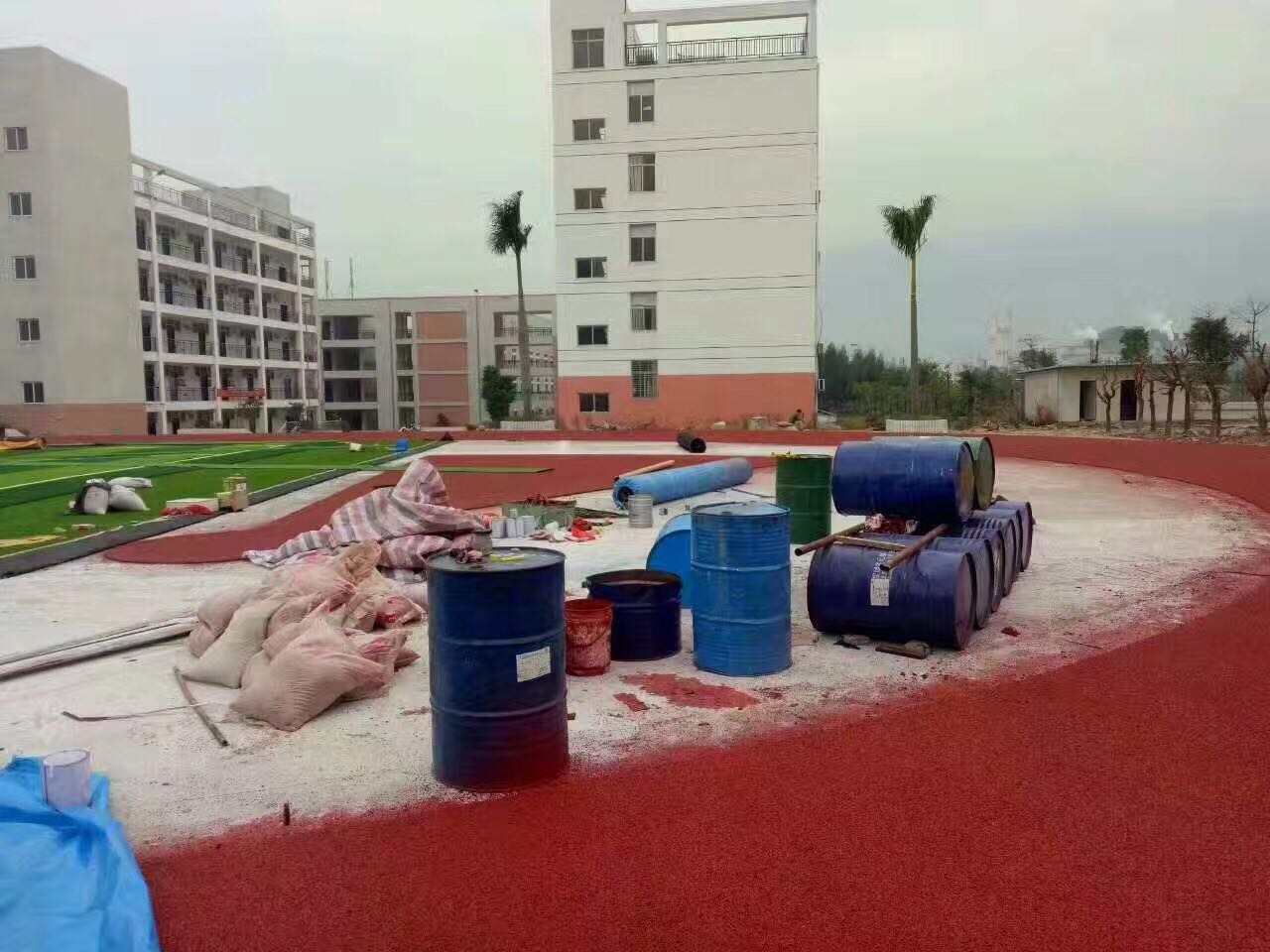 塑料跑道施工圖片/塑料跑道施工樣板圖 (2)