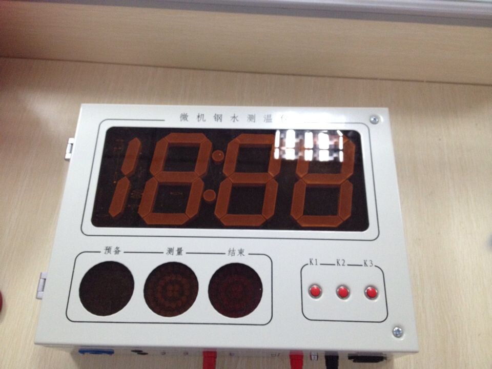 壁掛式數(shù)顯熔煉鋼水測溫儀圖片