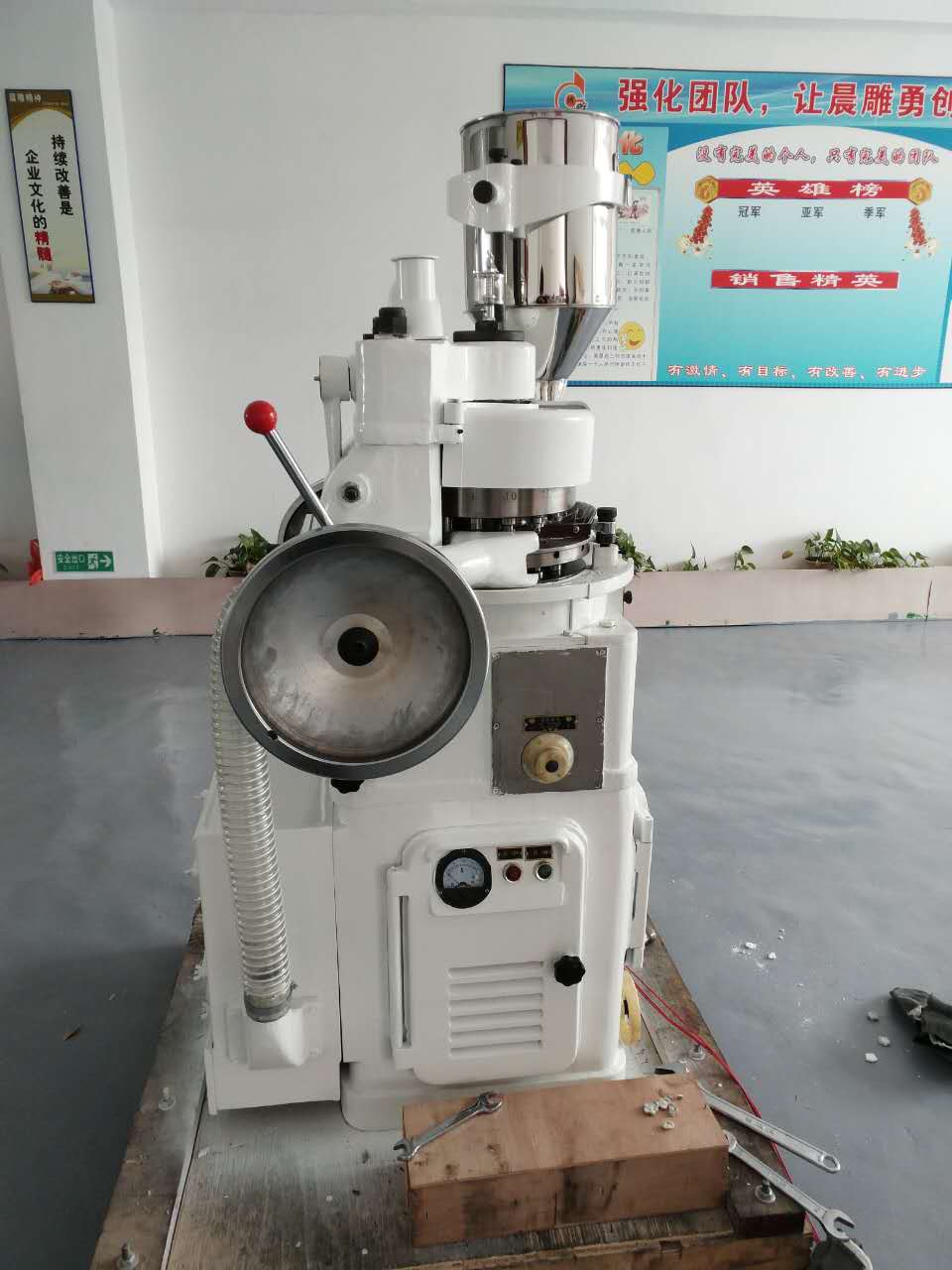 高產(chǎn)量壓片機(jī)    大片劑壓片機(jī)圖片