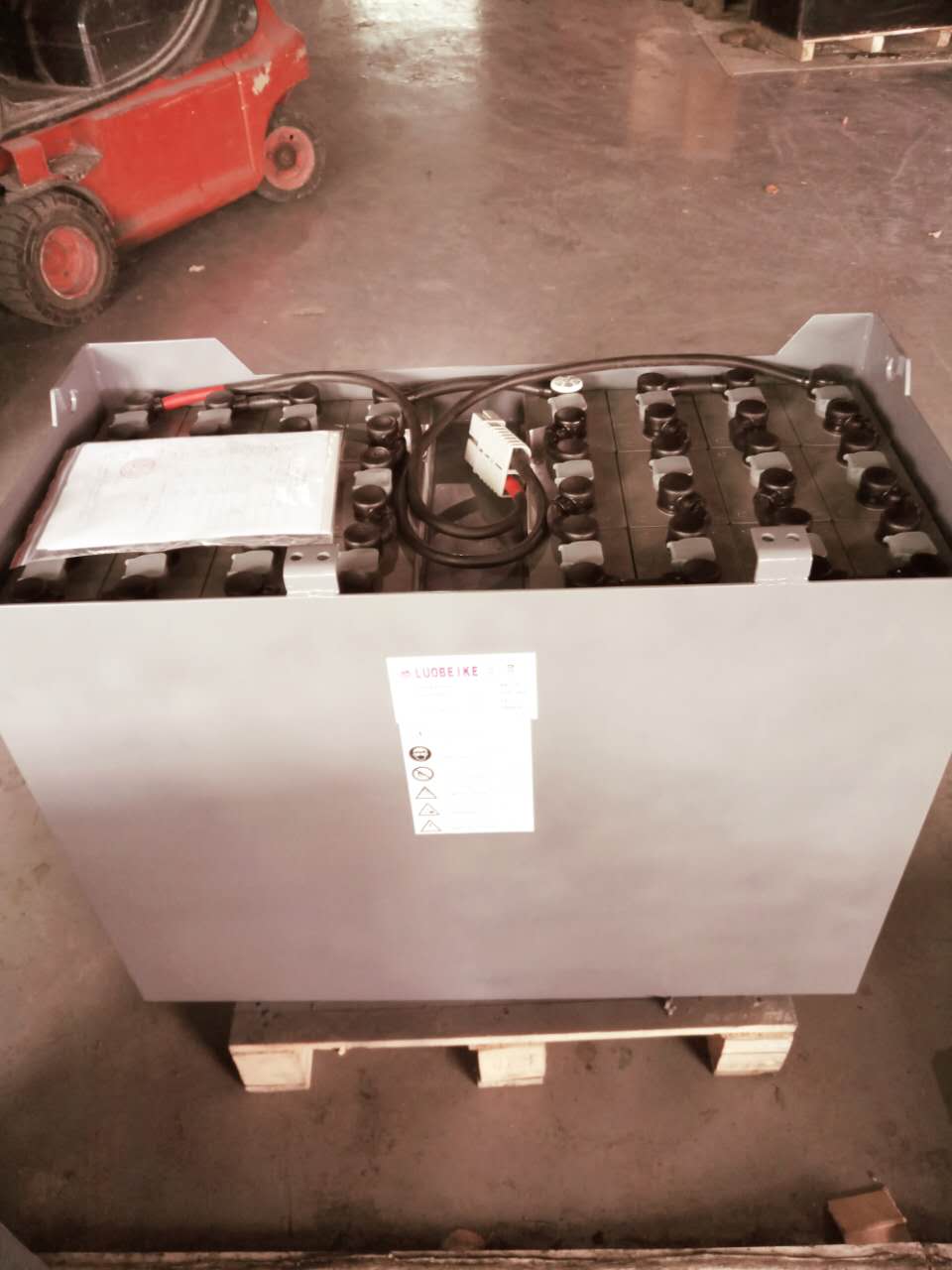 洛貝柯叉車蓄電池電動(dòng)叉車蓄電池圖片