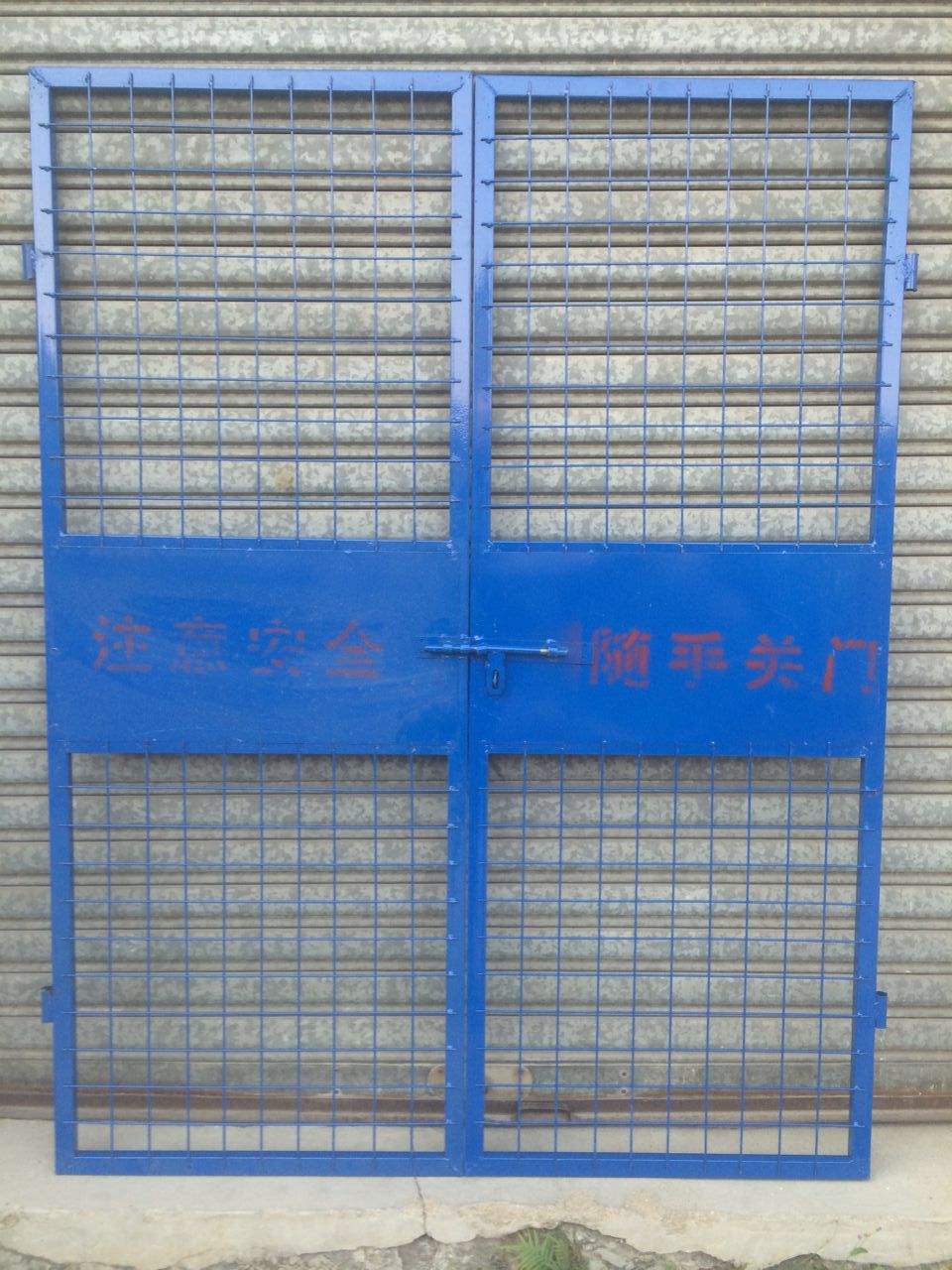 今日上新安平施工電梯防護(hù)門電梯井口安全網(wǎng)基坑臨邊護(hù)欄