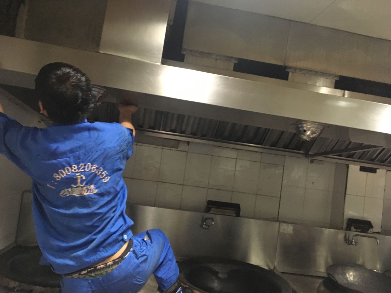 酒店飯店專業(yè)油煙機清洗隊伍電話圖片/酒店飯店專業(yè)油煙機清洗隊伍電話樣板圖 (3)