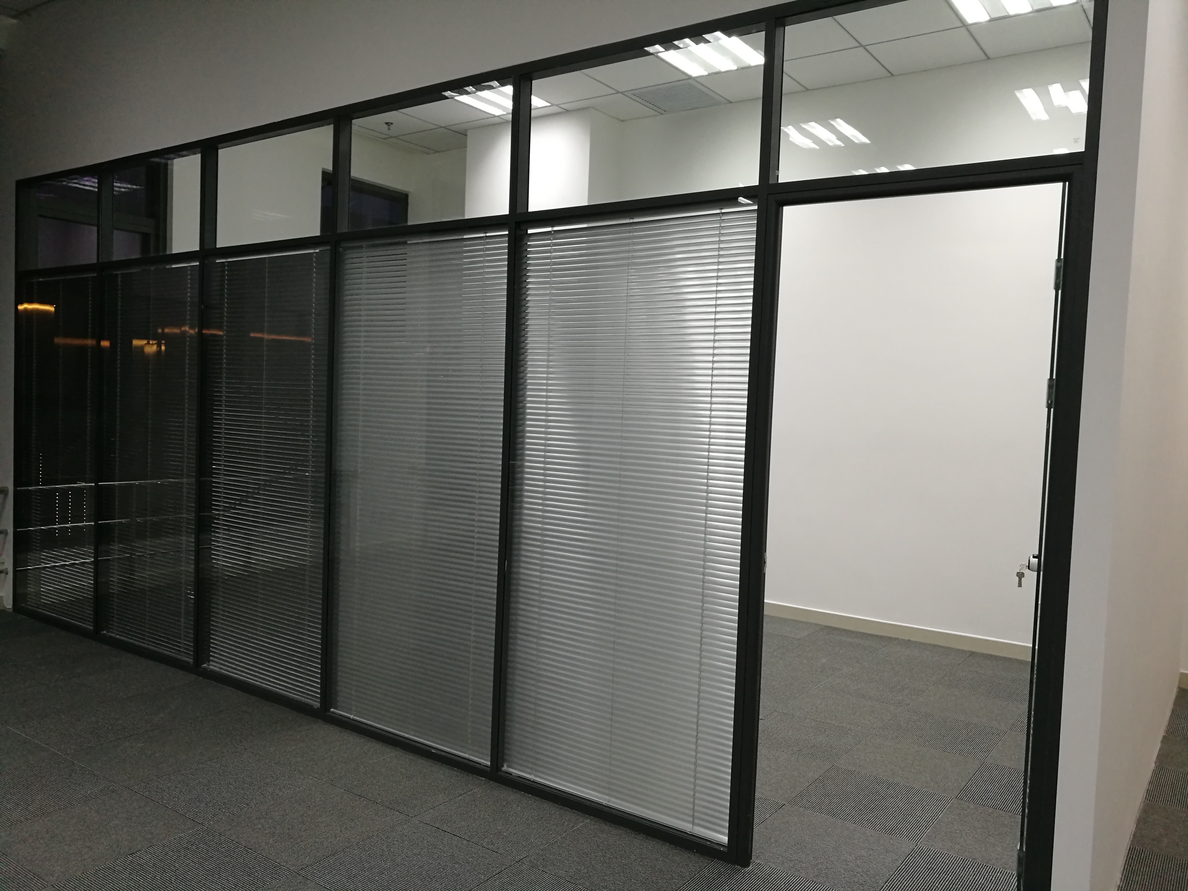蘭州百葉玻璃辦公隔斷圖片/蘭州百葉玻璃辦公隔斷樣板圖 (2)
