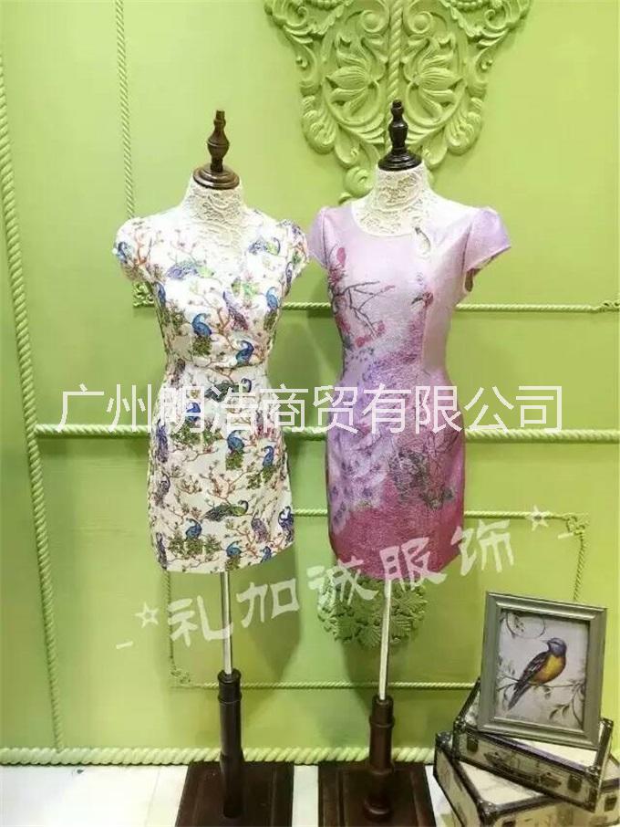 华艺嘉年品牌折扣批发，华艺嘉年品牌库存女装批发，华艺嘉年品牌折扣店图片