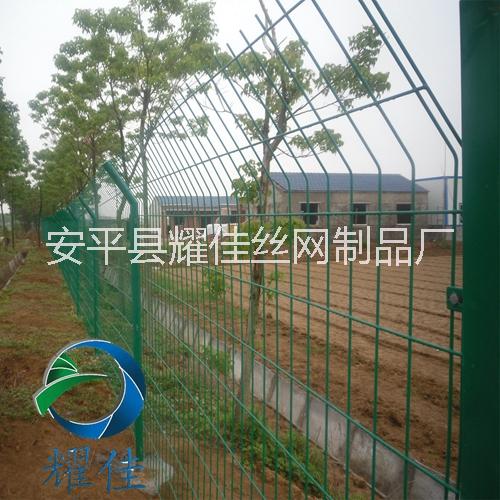 雙邊絲護(hù)欄網(wǎng)圖片/雙邊絲護(hù)欄網(wǎng)樣板圖 (3)