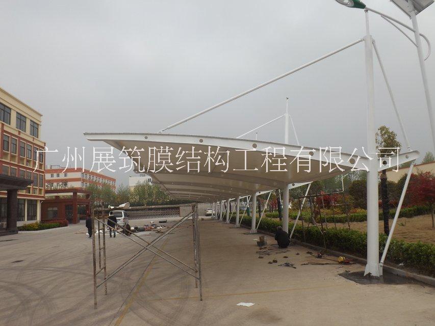 肇慶云浮膜結(jié)構(gòu)停車棚張拉膜車棚圖片