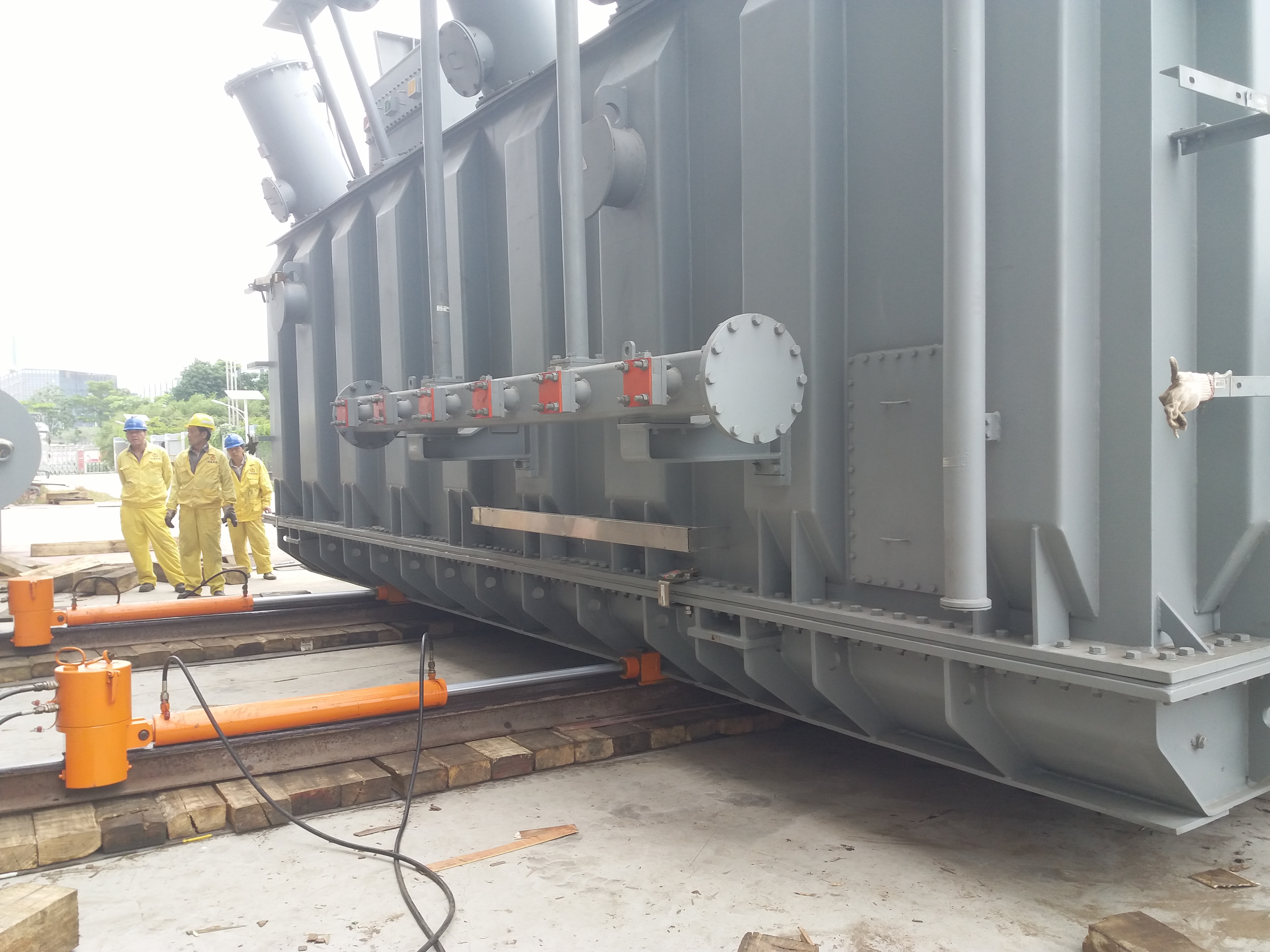 特變機電140T變壓器移位運輸圖片