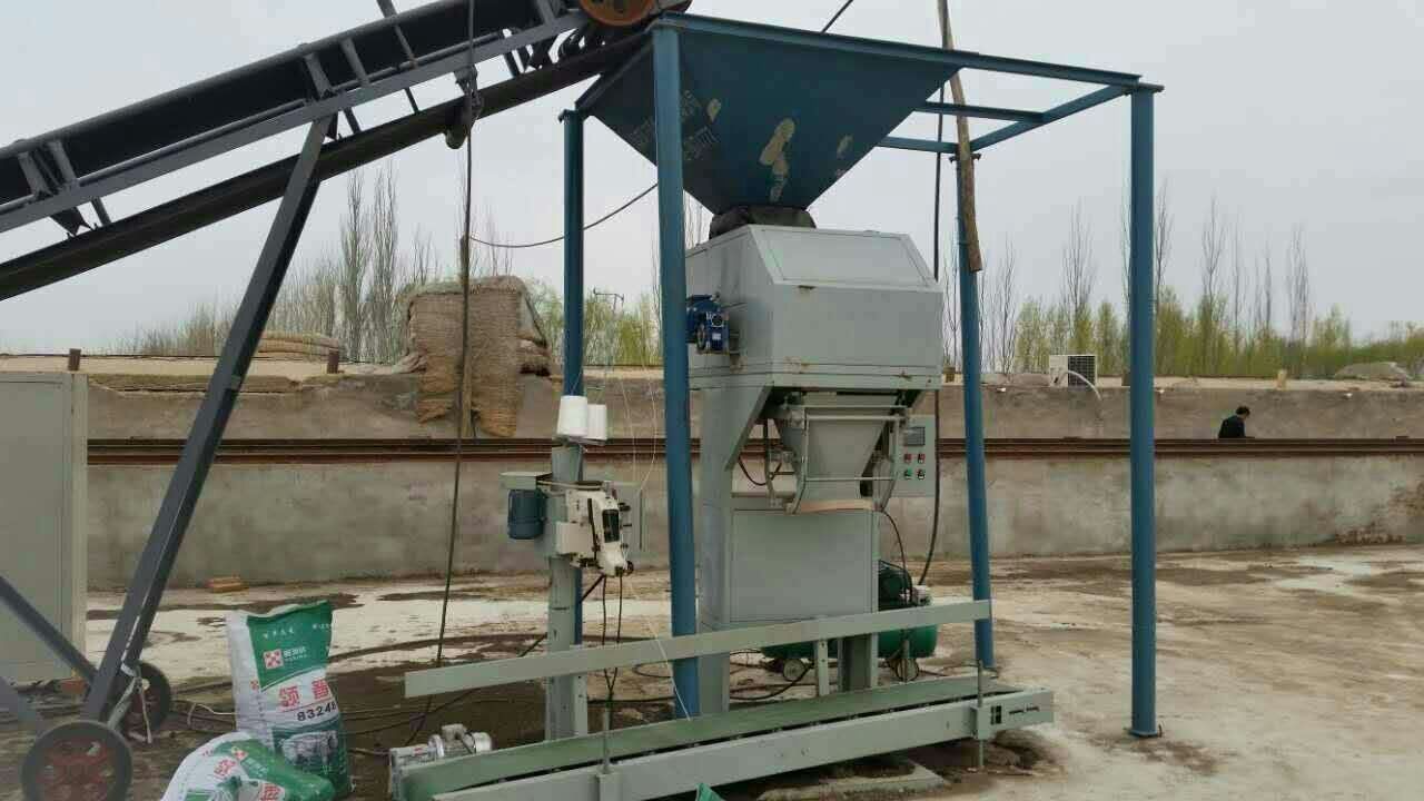 有機(jī)肥設(shè)備自動(dòng)包裝機(jī)多少錢？