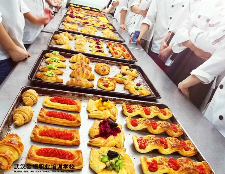 西點(diǎn)烘焙培訓(xùn) 學(xué)烘焙哪里好 武漢西點(diǎn)培訓(xùn)學(xué)校