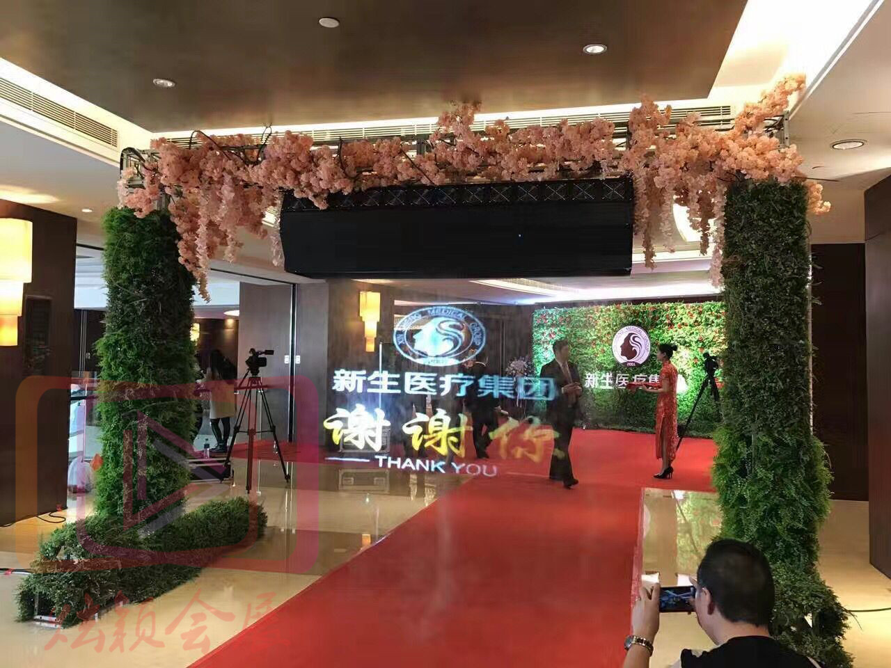 南京霧屏出租水霧投影出租霧屏投影設(shè)備租賃水霧機(jī)出租租賃南京專業(yè)工程投影儀出租