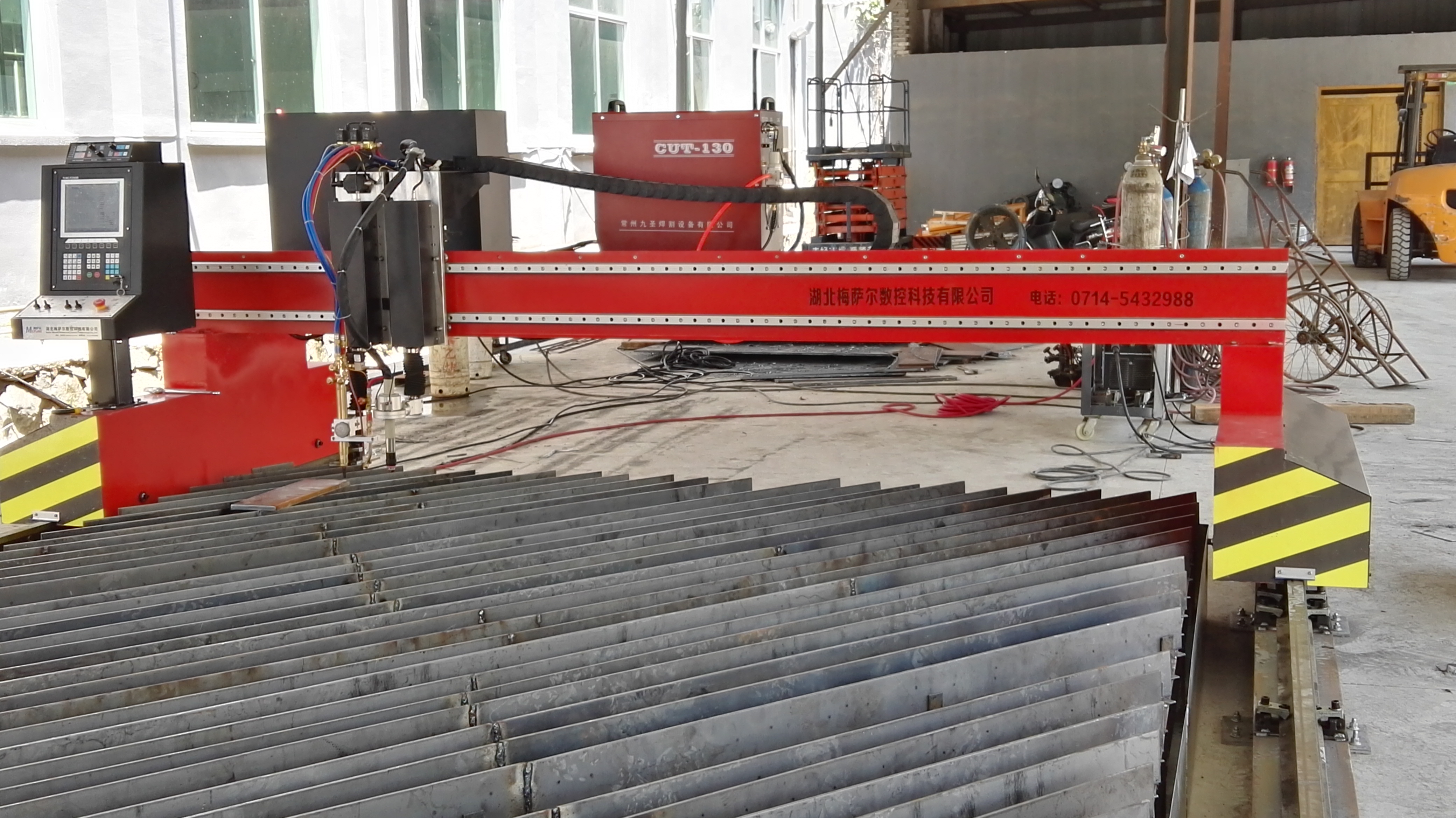 新型龍門式數(shù)控火焰等離子切割機圖片