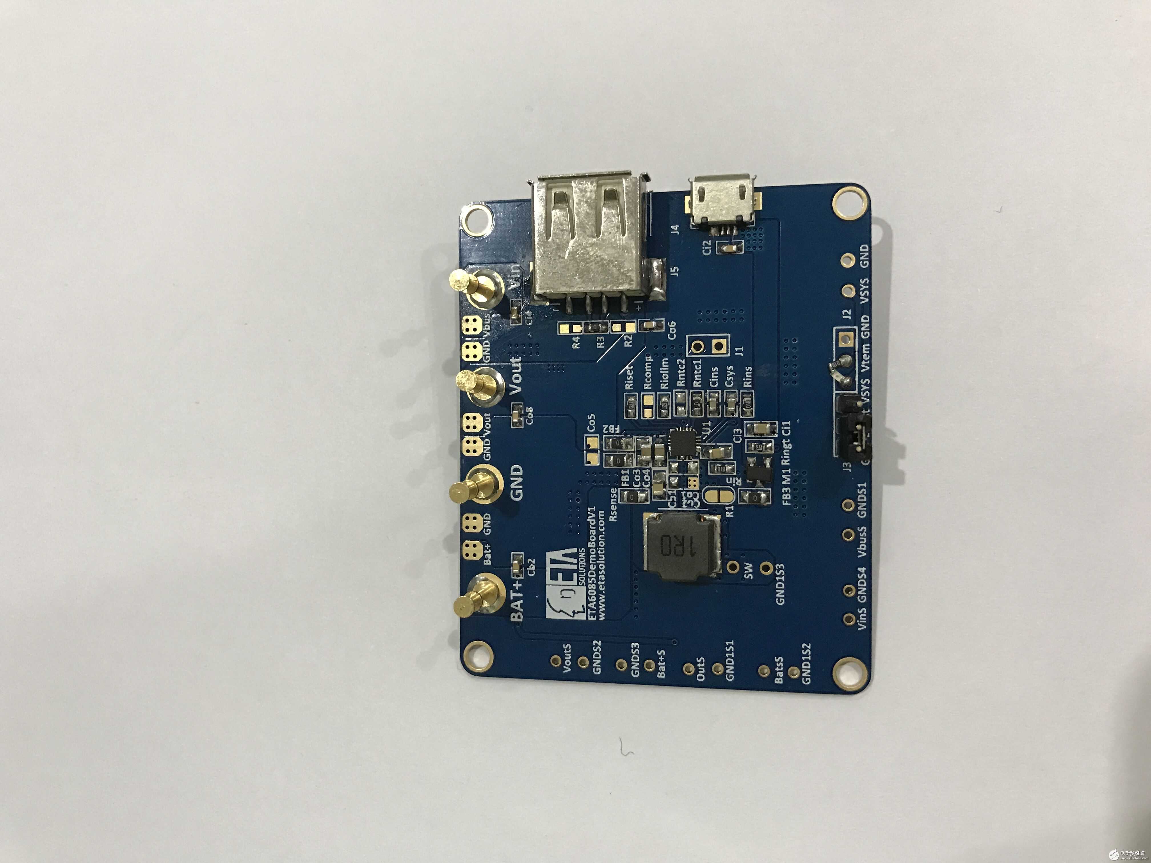 ETA6085.3A進(jìn)2.4A放電，二合一移動(dòng)電源IC