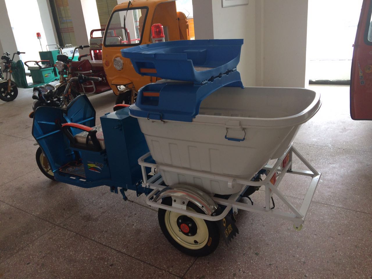 小型（朔料箱）電動三輪環(huán)衛(wèi)車A款圖片/小型（朔料箱）電動三輪環(huán)衛(wèi)車A款樣板圖 (3)