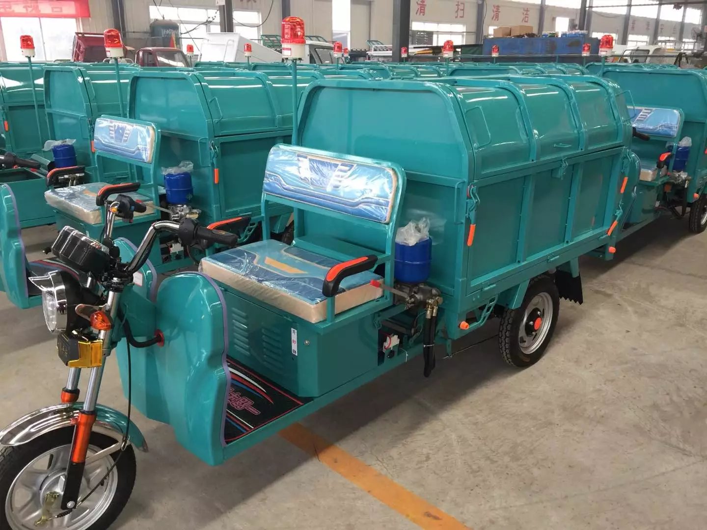 小型液壓自卸環(huán)衛(wèi)車C款（鑫之泉）圖片/小型液壓自卸環(huán)衛(wèi)車C款（鑫之泉）樣板圖 (2)