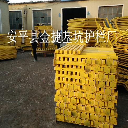 廠價(jià)直銷基坑護(hù)欄1.2*2米現(xiàn)貨圖片/廠價(jià)直銷基坑護(hù)欄1.2*2米現(xiàn)貨樣板圖 (4)