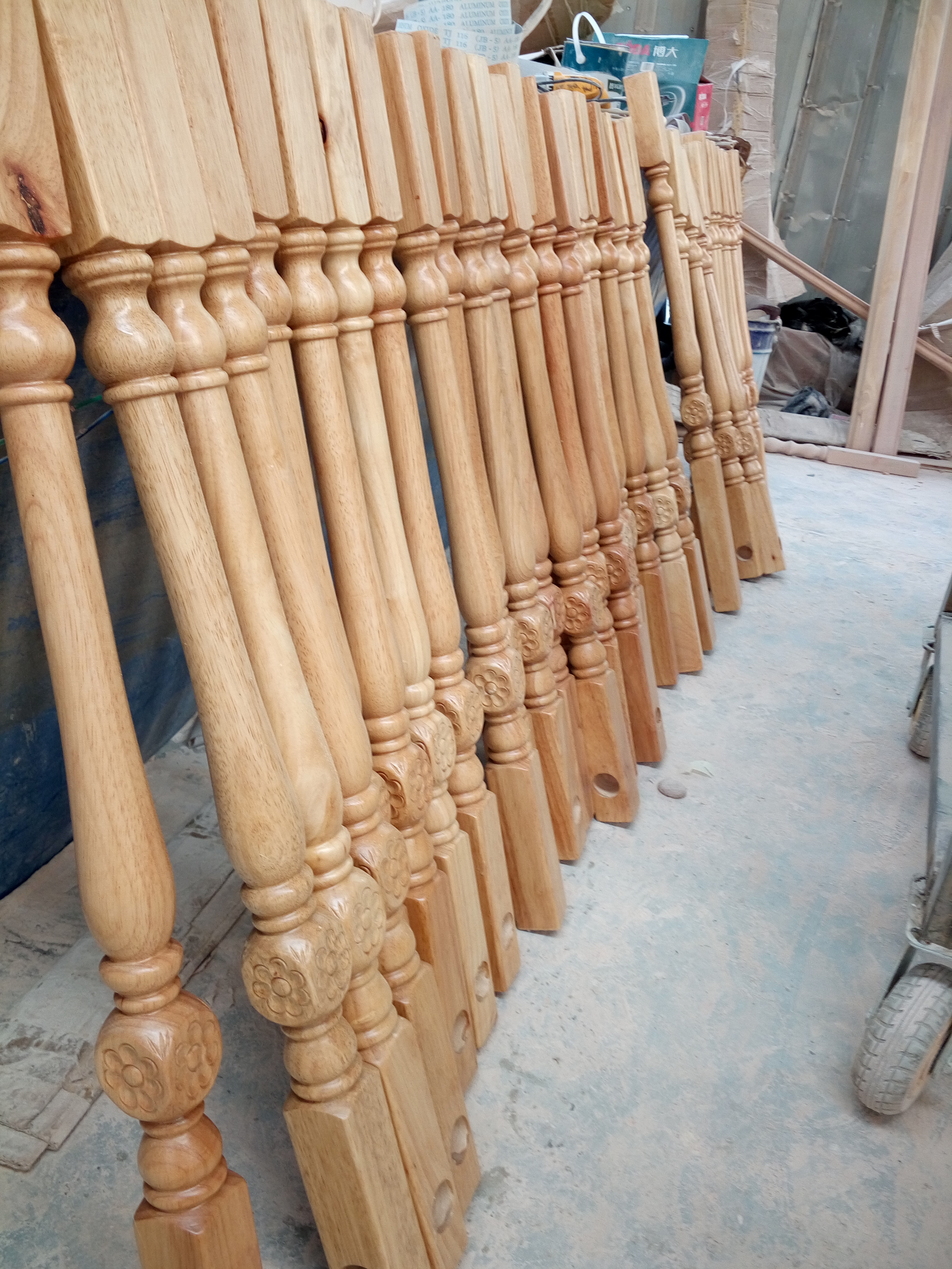 閣樓別墅實(shí)木樓梯立柱扶手護(hù)欄室內(nèi)樓梯定制歐式立柱樓梯飄窗欄桿護(hù)欄 宜昌實(shí)木樓梯立柱