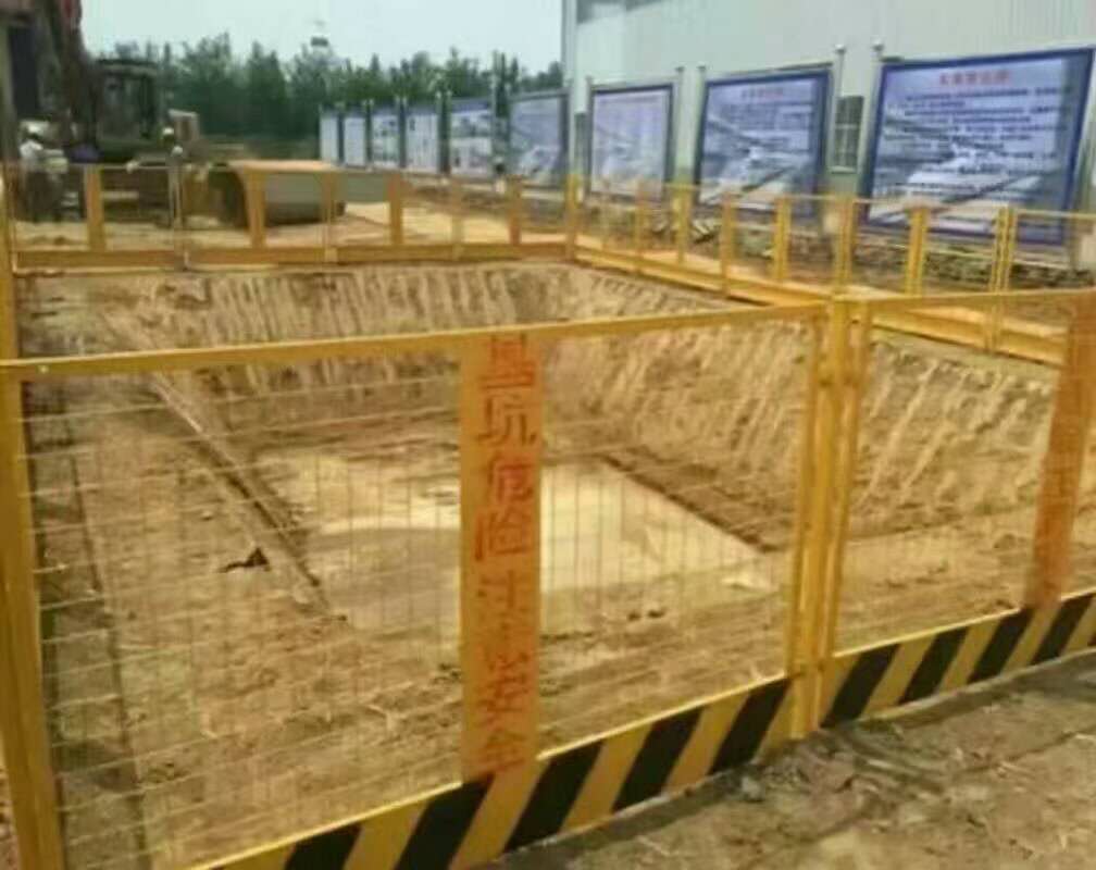 基坑隔離護(hù)欄/臨邊防護(hù)護(hù)欄圖片