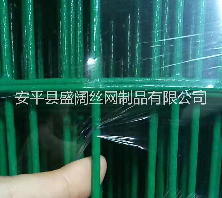 河北專業(yè)生產(chǎn)雙邊絲框架護(hù)欄 高速公路護(hù)欄網(wǎng) 綠色護(hù)欄網(wǎng)