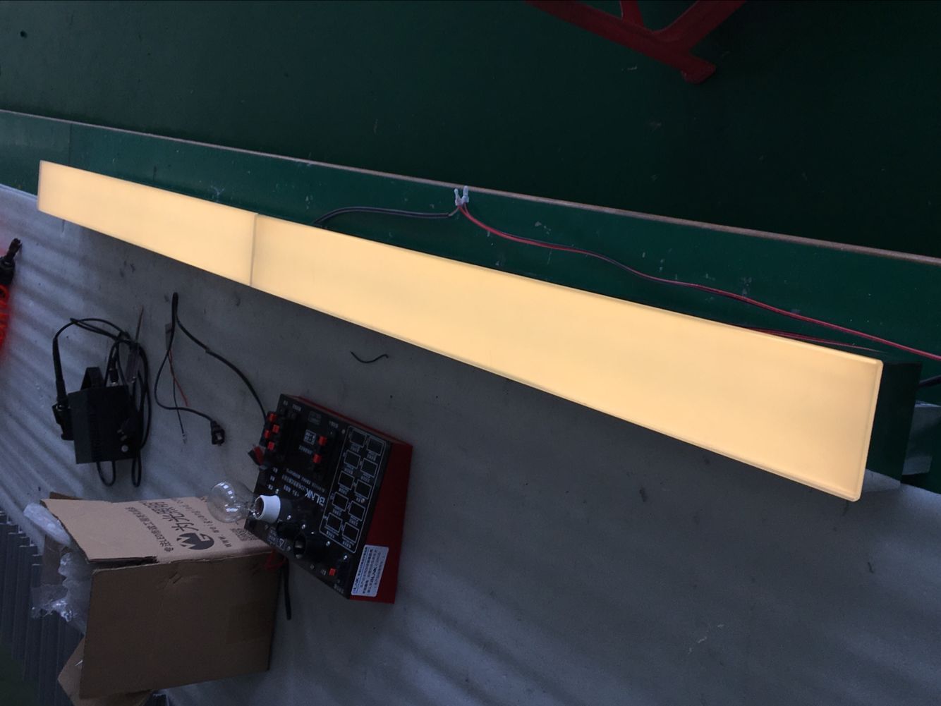 無縫對(duì)接新型無邊框LED線條地磚圖片