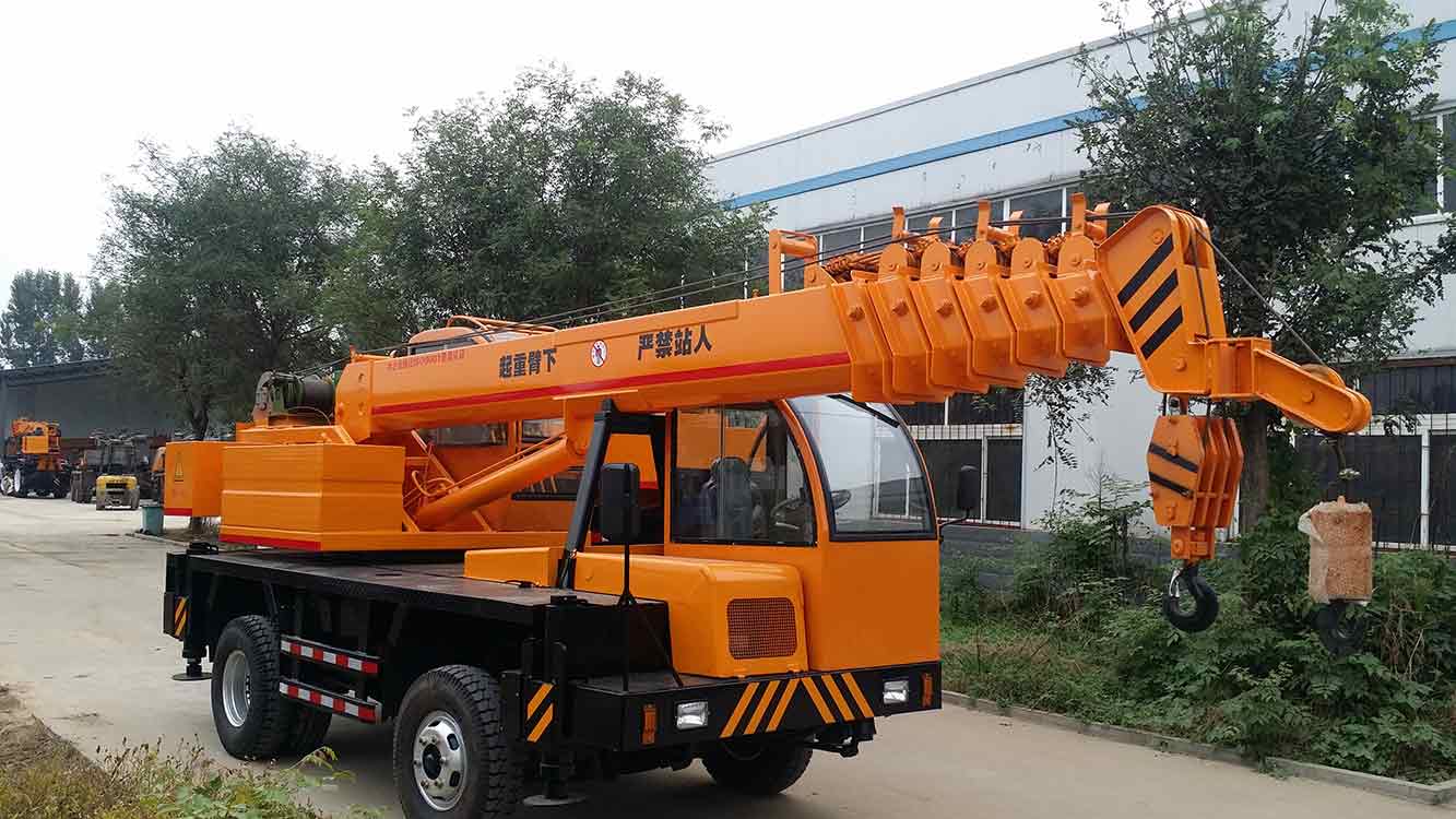 山東濟寧吊車生產廠家直銷8噸自制底盤吊車