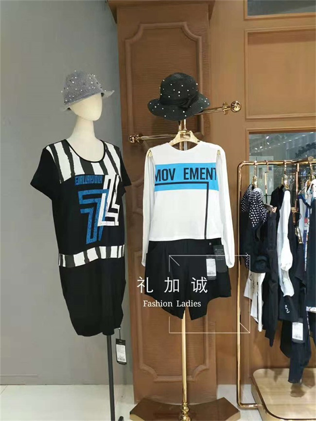 潮牌女裝黑馬藍品牌服裝尾貨折扣批發(fā)