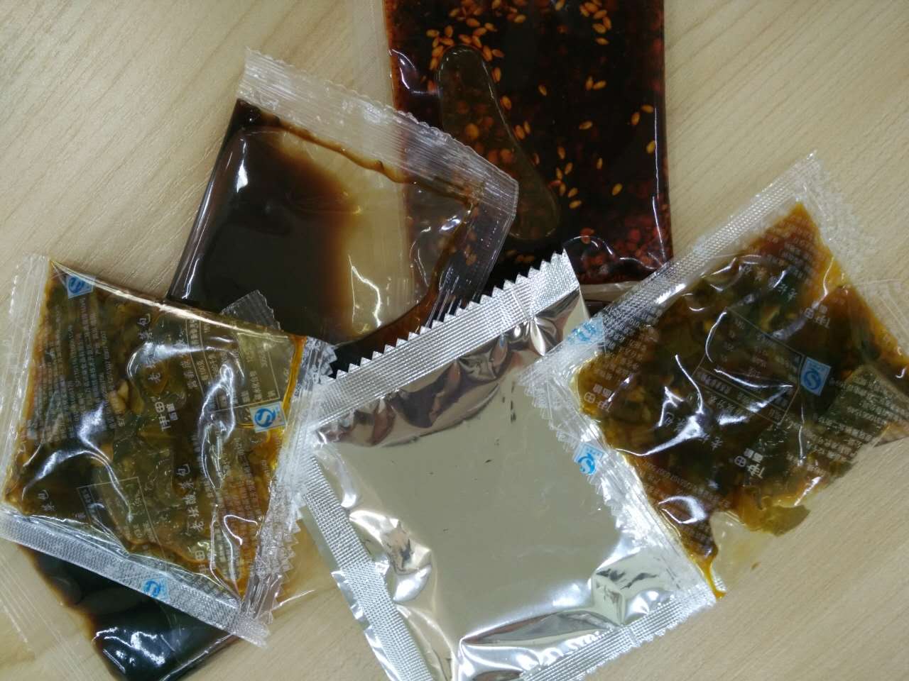 方便面粉絲調(diào)料包生產(chǎn)加工圖片/方便面粉絲調(diào)料包生產(chǎn)加工樣板圖 (3)