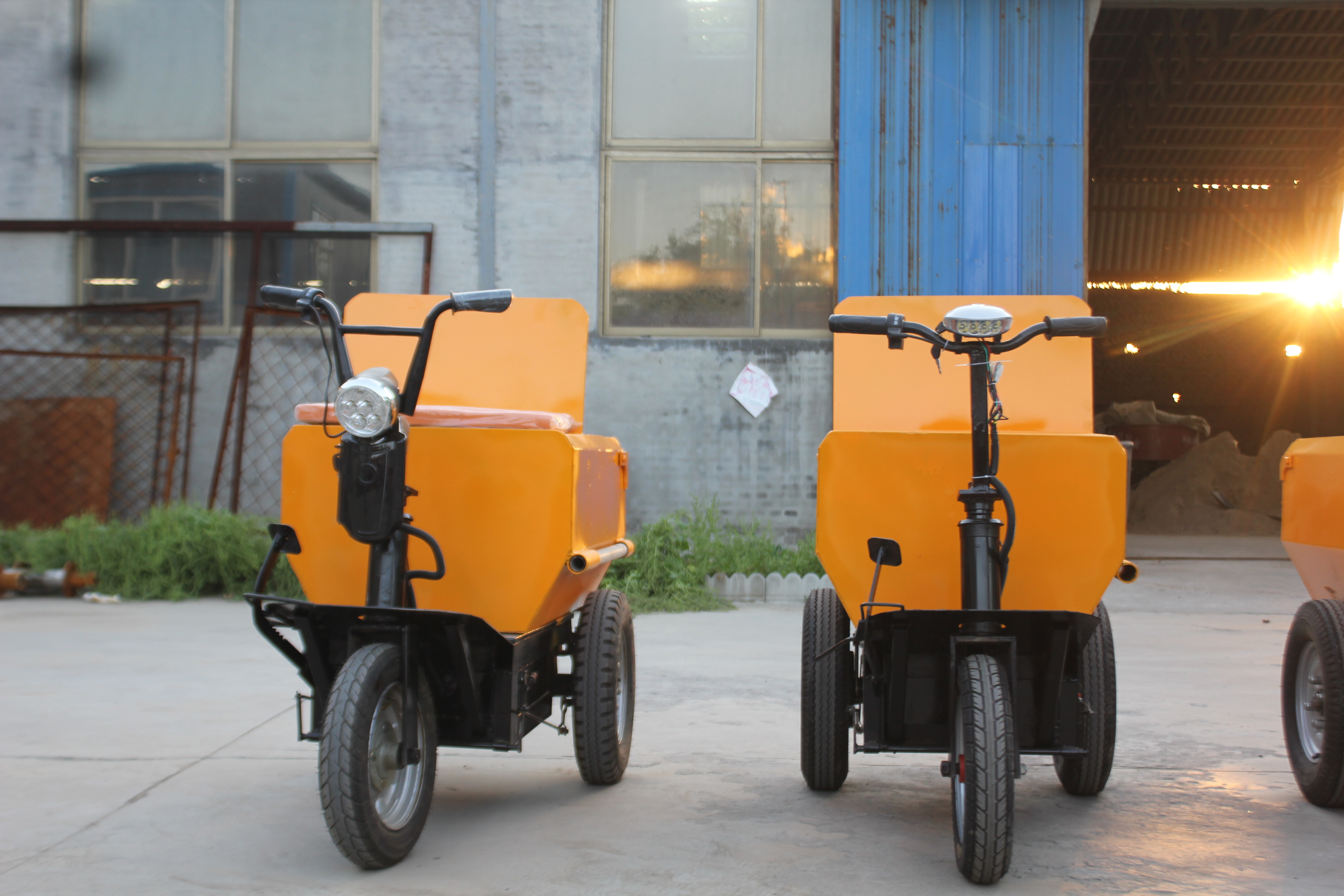 騎行式小型電動(dòng)翻斗車(chē) 工地斗車(chē)圖片