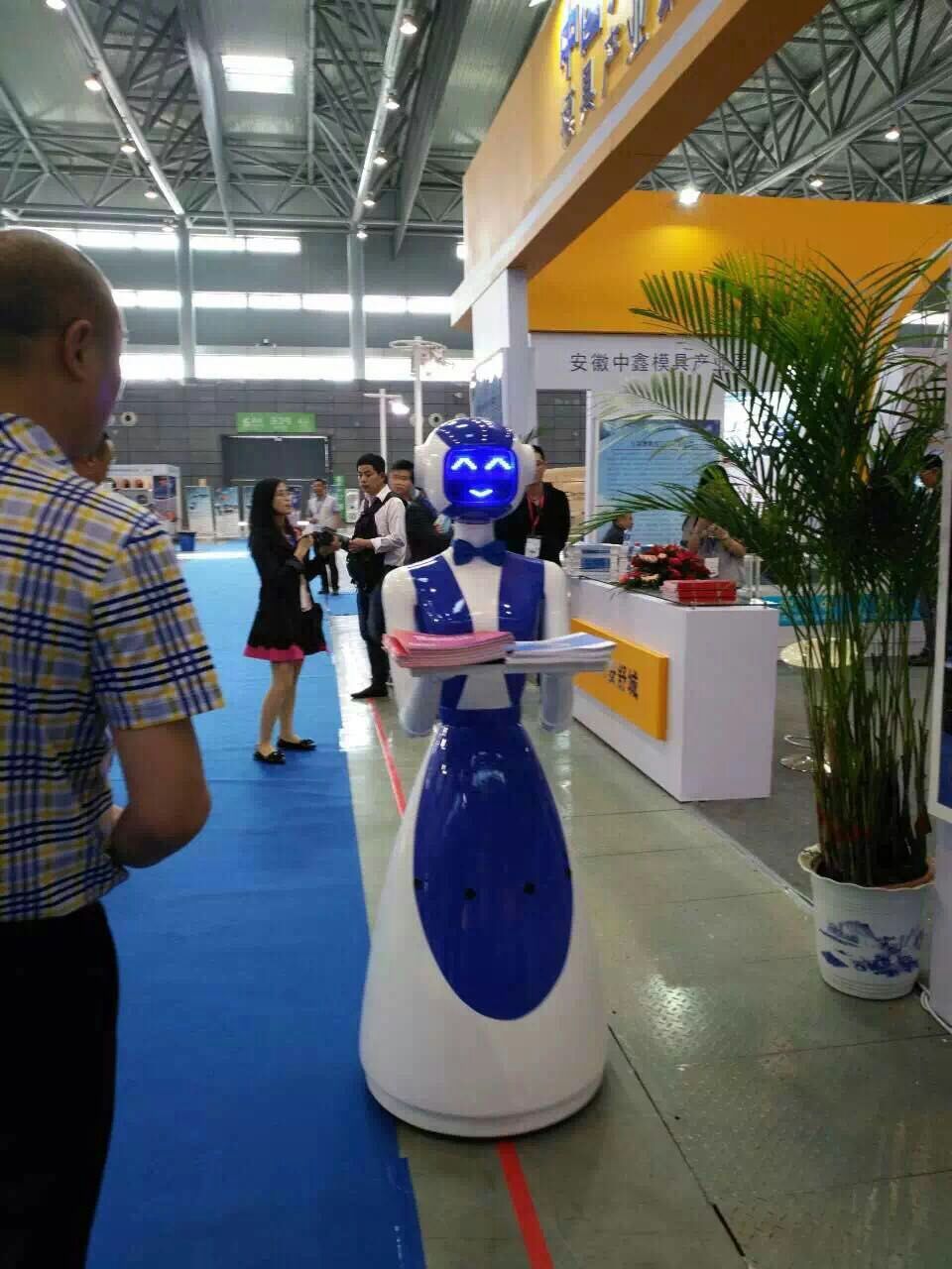 大蠻腰送餐機器人廠家直銷無中介圖片