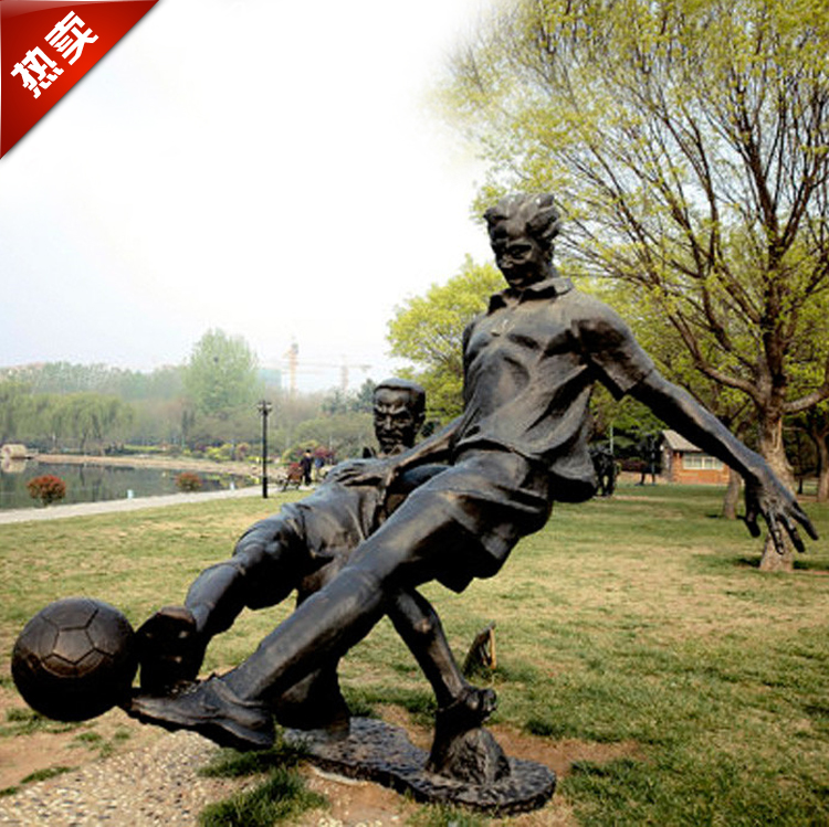 玻璃鋼仿銅踢足球雕塑 踢足球人物雕塑擺件 體育館運動場人物雕塑擺件 踢足球人物雕塑價格