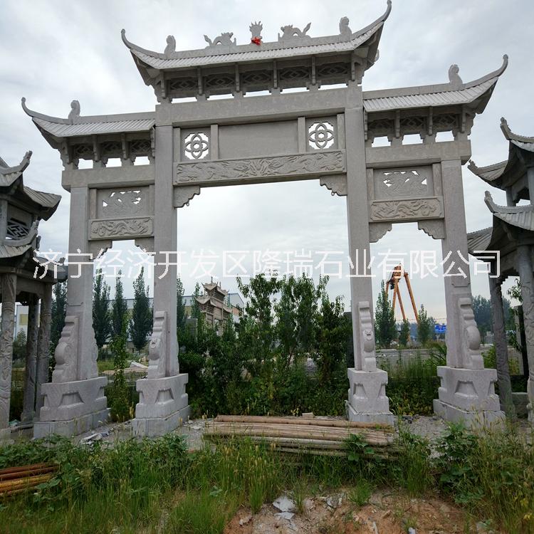 济宁市牌坊村口厂家牌坊村口 传统石雕牌坊 花岗岩芝麻白石牌楼 景区建筑牌坊 大型石雕牌楼 景区寺庙山门牌坊摆件